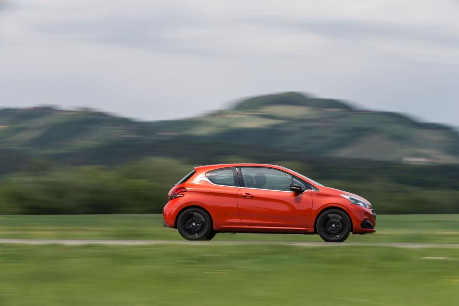 Peugeot 208 3-Door 2015 года  (фото 12 из 15)